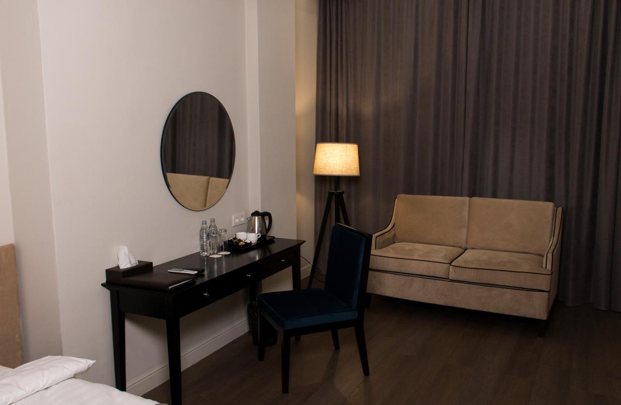 Madison Ave Hotel Bichkek Extérieur photo