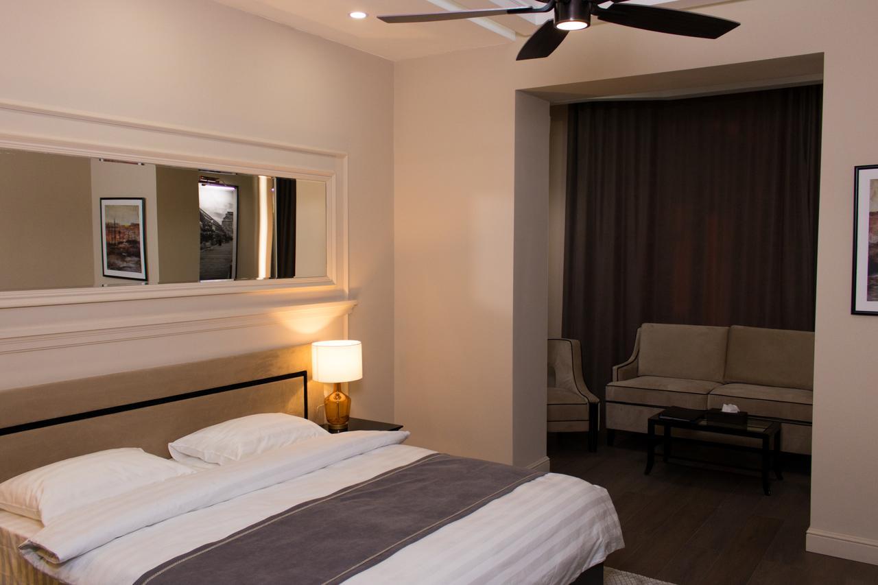 Madison Ave Hotel Bichkek Extérieur photo